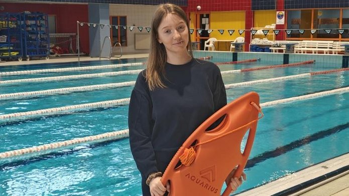 Zdjęcie Vanessy na pływalni ze sprzętem pływackim