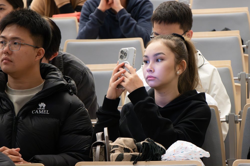 Studentka zagraniczna wykonująca zdjęcie telefonem