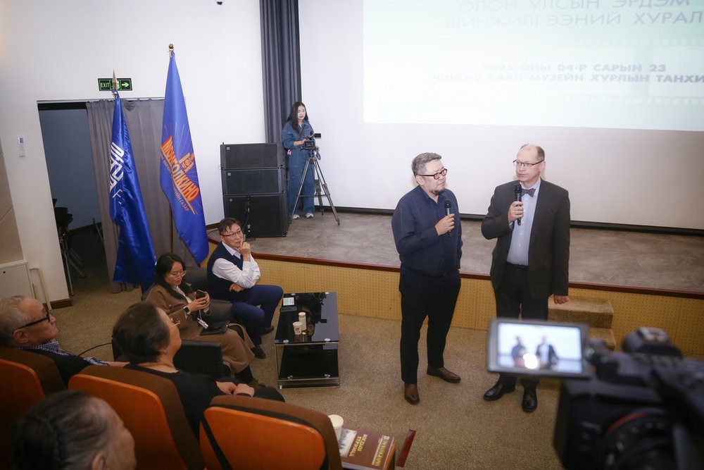 Prof. Piotr Sitarski and Tumen-Ulzii Busuren, Director of Mongolkino, during the conference 