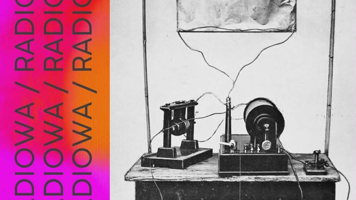 The photo shows an old radio device.