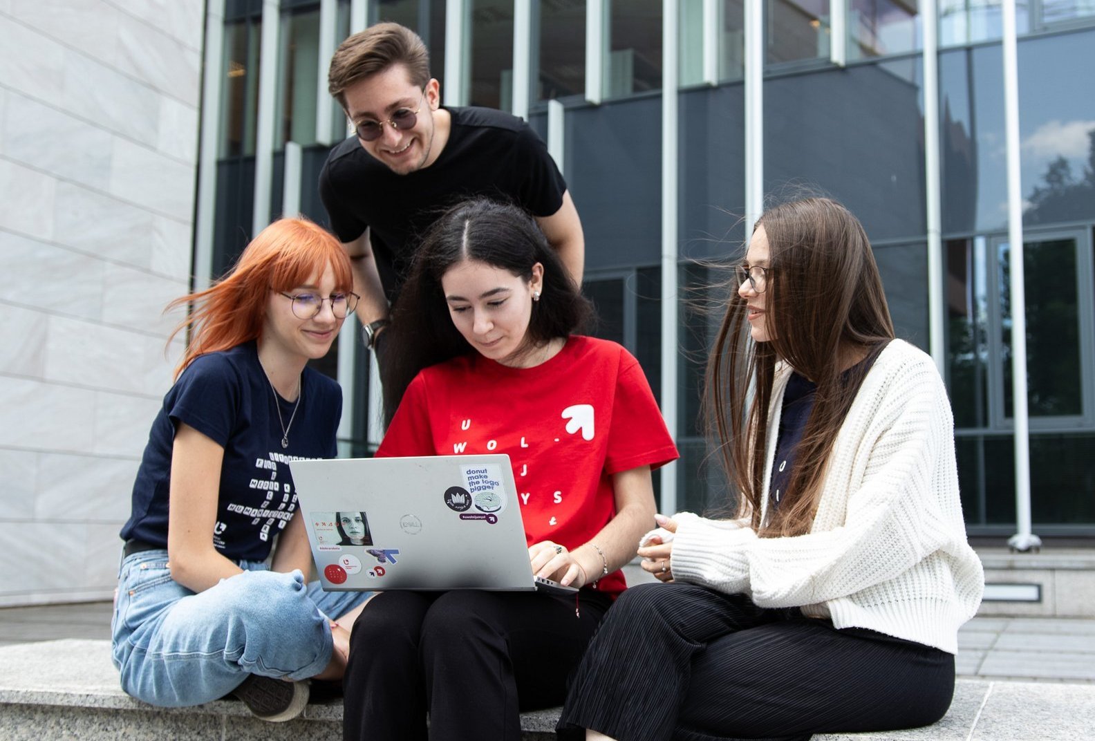 Studenci przed budynkiem Wydziału