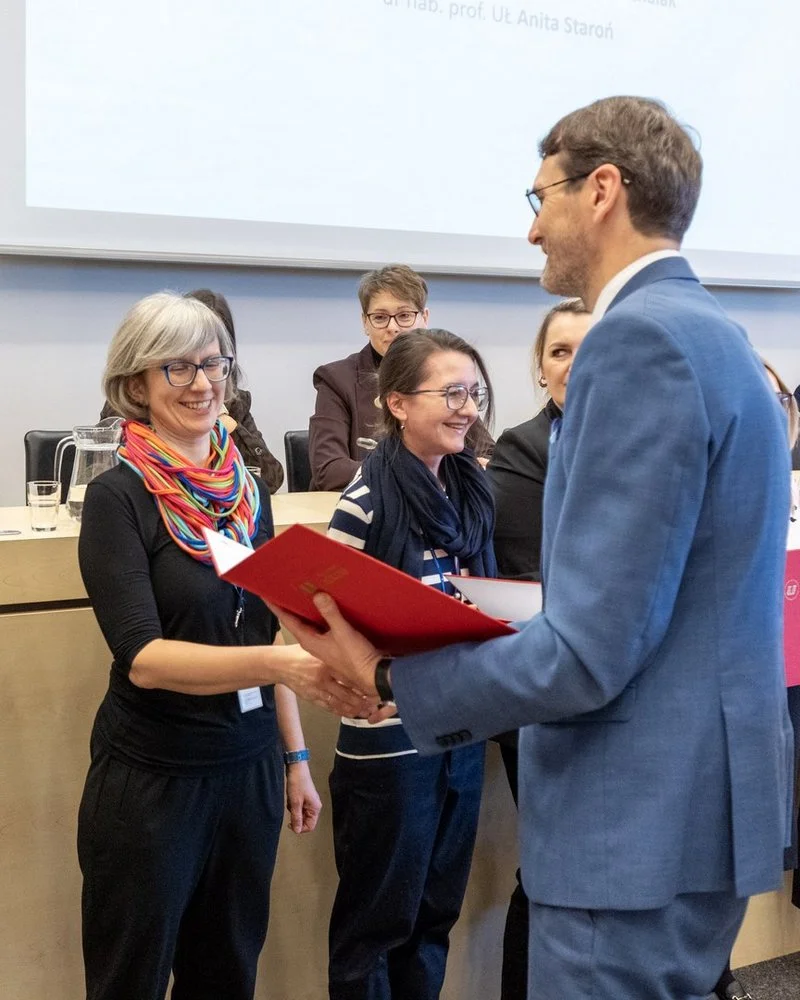 mgr Agata Sadza odbierająca nagrodę