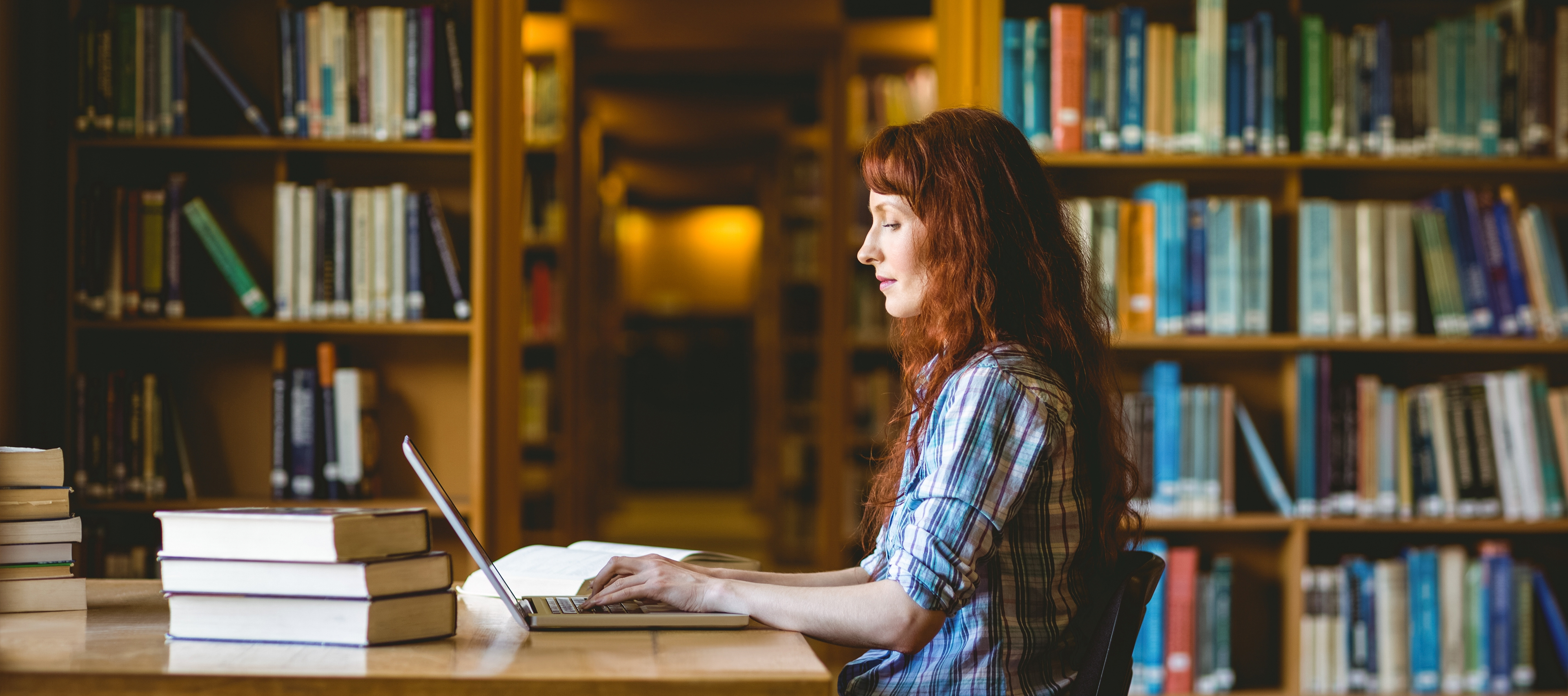 kobieta w bibliotece