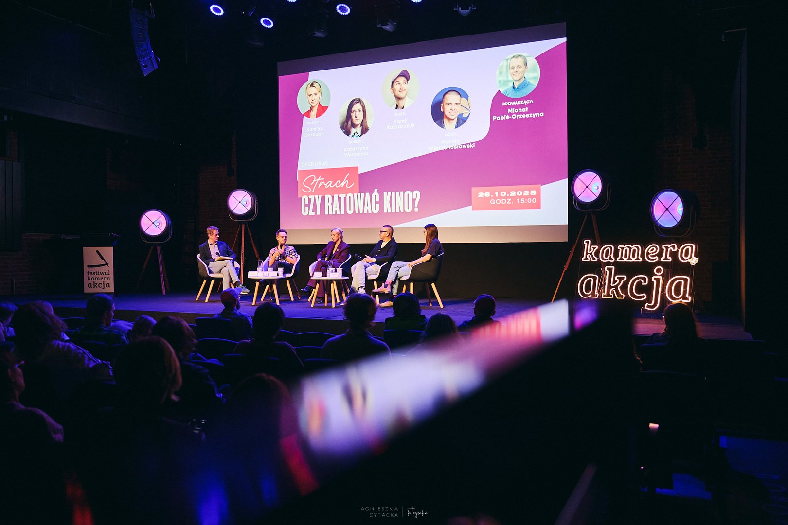 Dyskusja w kinie podczas Festiwalu Kamera Akcja, prowadzona przez dr. Michała Pabisia-Orzeczynę