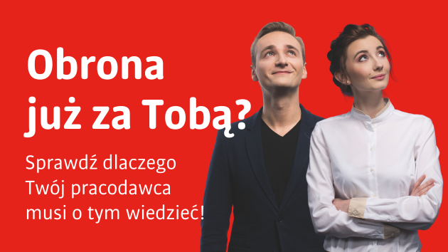 Na czerwonym tle znajduje się napis: ‘Obrona już za Tobą? Sprawdź dlaczego Twój pracodawca musi o tym wiedzieć!’. Obok napisu stoi uśmiechnięty młody mężczyzna w ciemnej marynarce oraz kobieta w białej koszuli z założonymi rękami – oboje patrzą lekko w górę z wyrazem optymizmu.